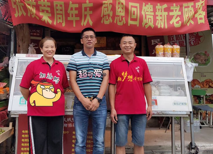 張成榮電烤雞架夫妻創(chuàng)業(yè)典范，煙臺(tái)祥和農(nóng)貿(mào)市場(chǎng)夫妻店生意火爆！